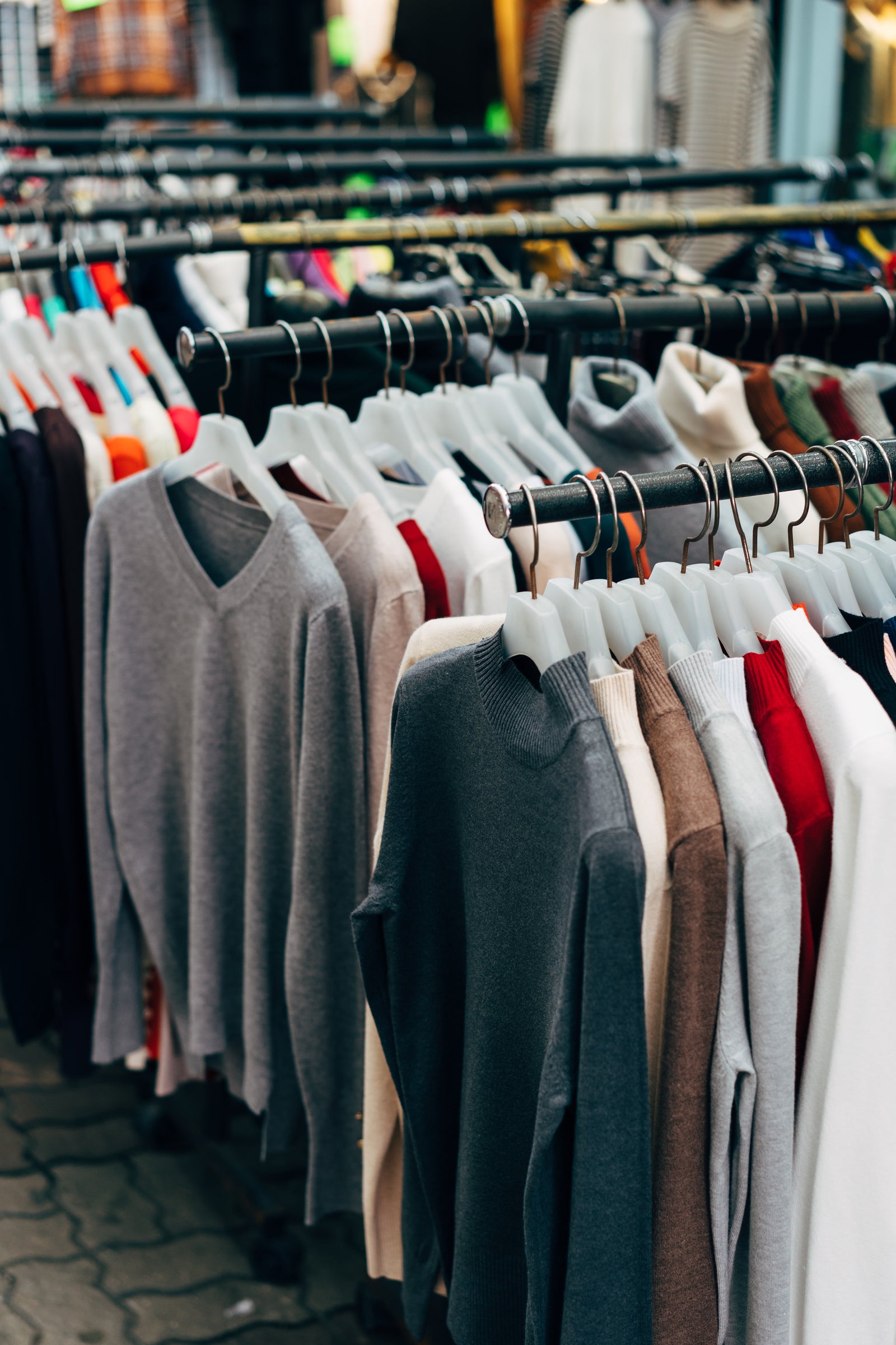 Des vêtements présentés dans une boutique