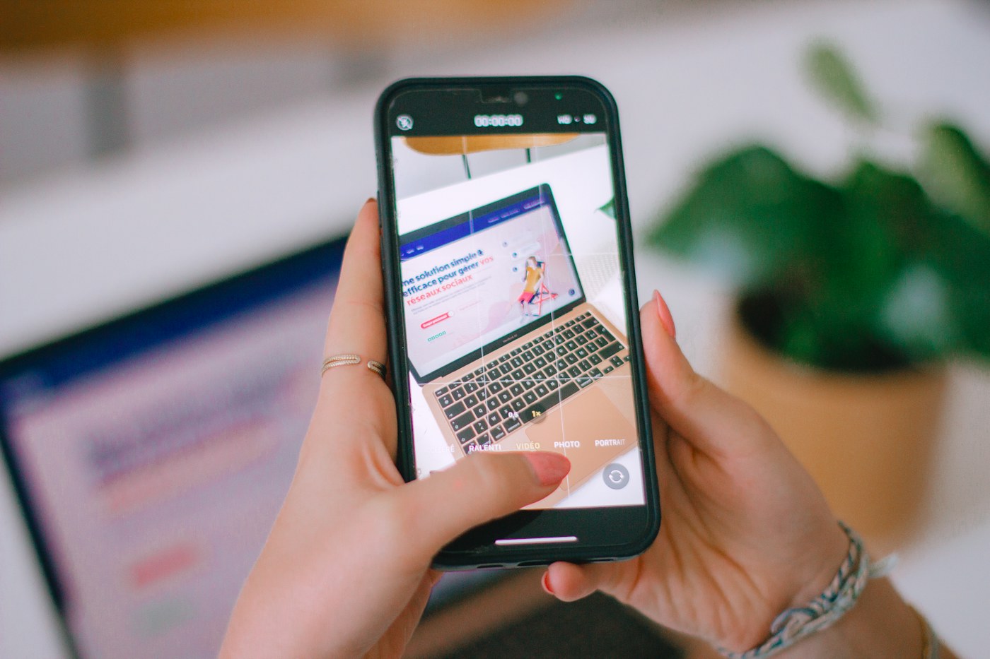 Une créatrice filme un contenu numérique avec son téléphone